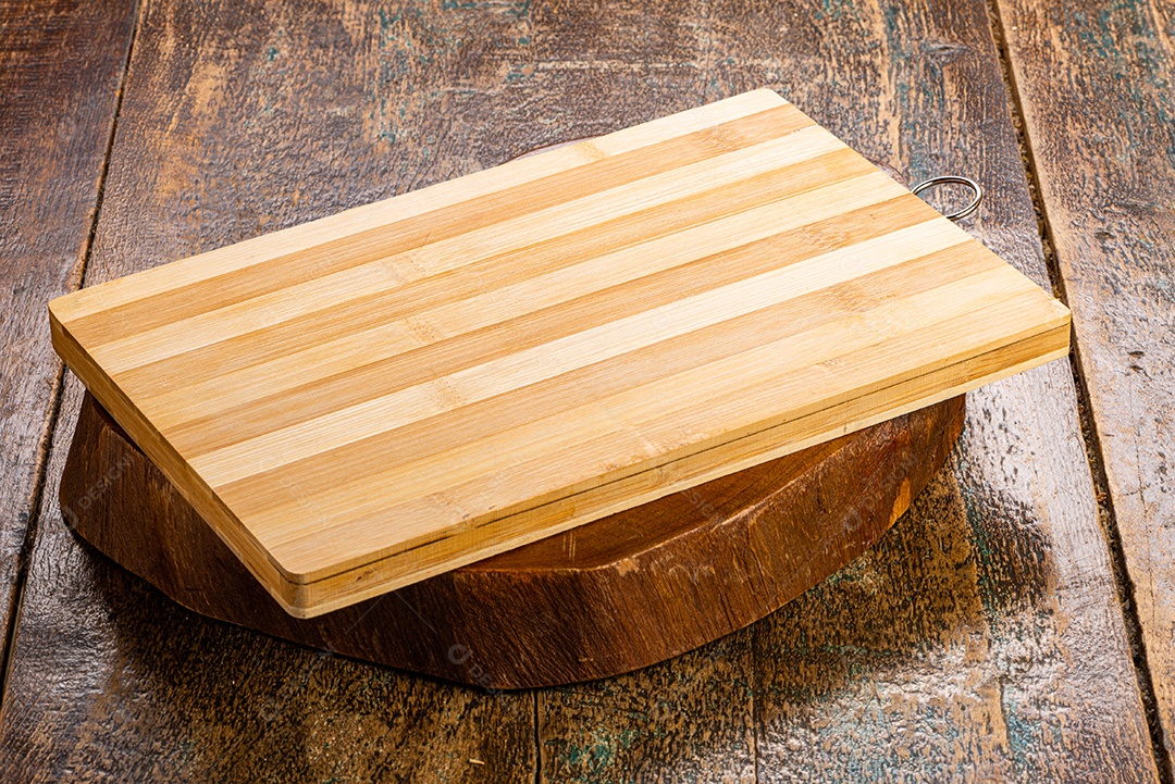 Tabua de madeira sobre uma mesa de madeira