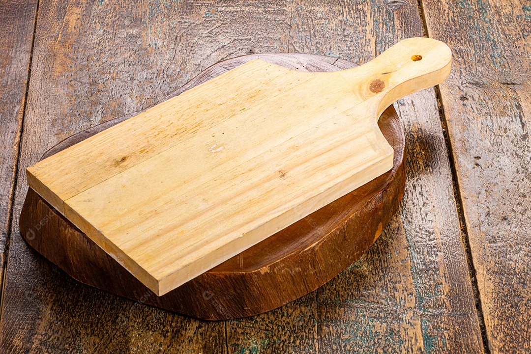 Tabua de madeira sobre uma mesa de madeira