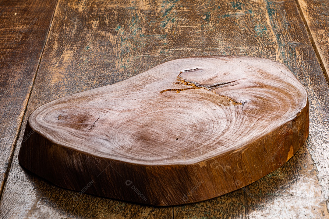 Tabua de madeira sobre uma mesa de madeira