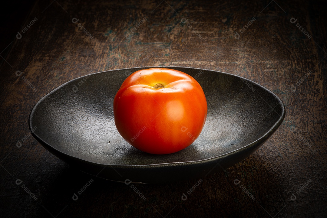 Tomate sobre uma frigideira mesa madeira