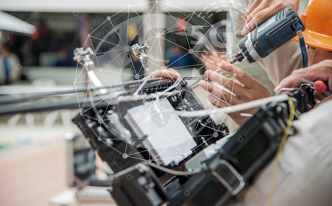 Os técnicos estão instalando gabinetes de fibra óptica.