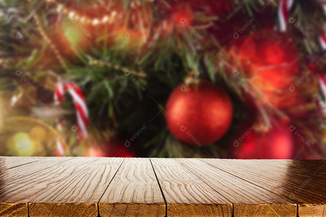 Fundo desfocado de Natal com mesa de madeira vazia
