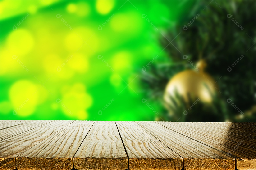 Fundo desfocado de Natal com mesa de madeira vazia