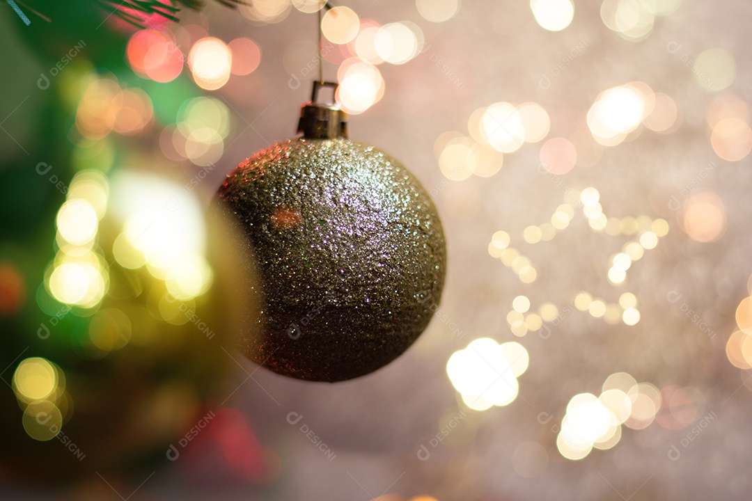 Árvore de Natal. Decoração tradicional de Natal. fundo desfocado.