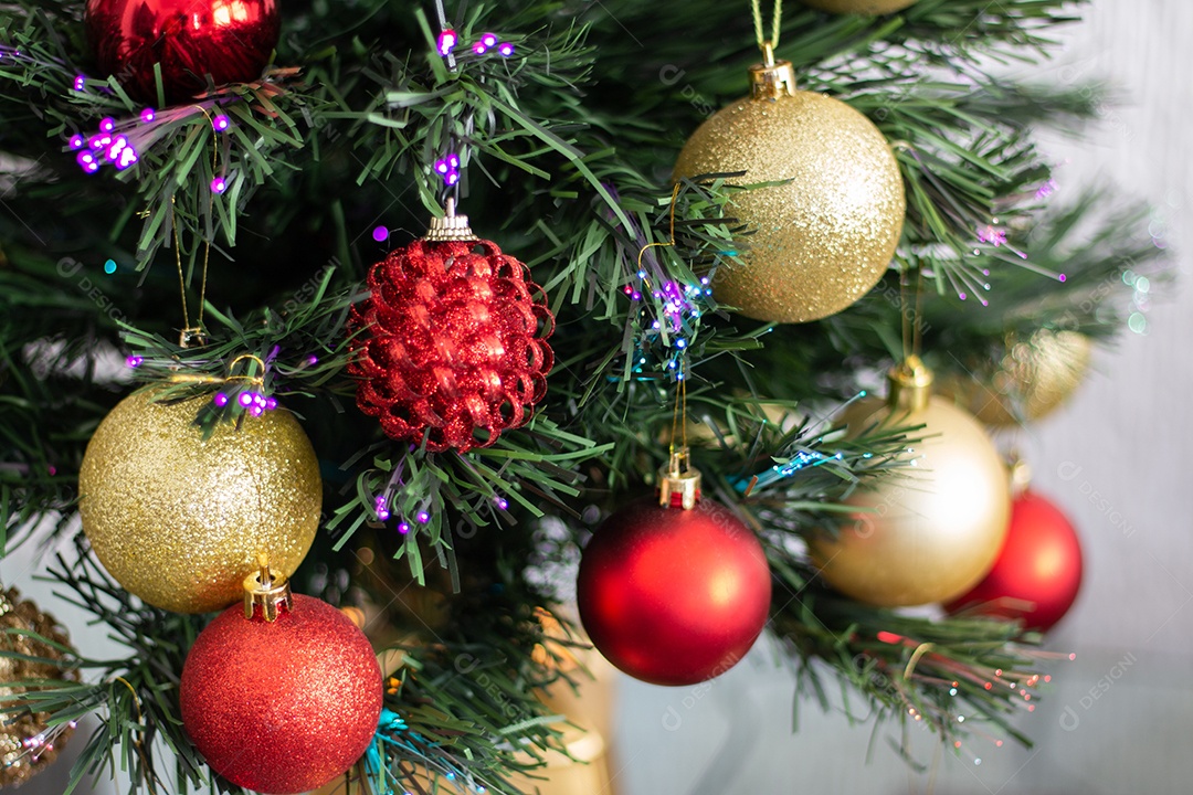 Decoração de Papai Noel em um fundo desfocado de árvore de Natal