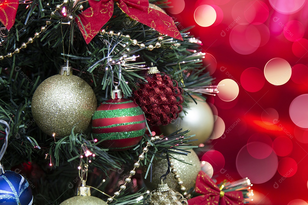 Árvore de Natal de madeira feita à mão. Decoração de Natal