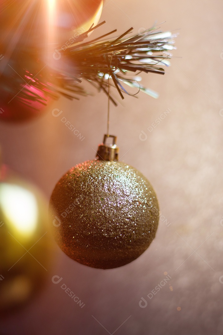 Árvore de Natal. Decoração tradicional de Natal. fundo desfocado.