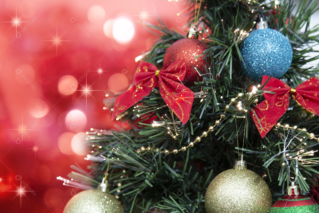 Árvore de Natal. Decoração tradicional de Natal. fundo desfocado.