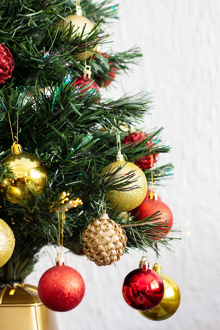 Fundo desfocado de Natal com mesa de madeira vazia