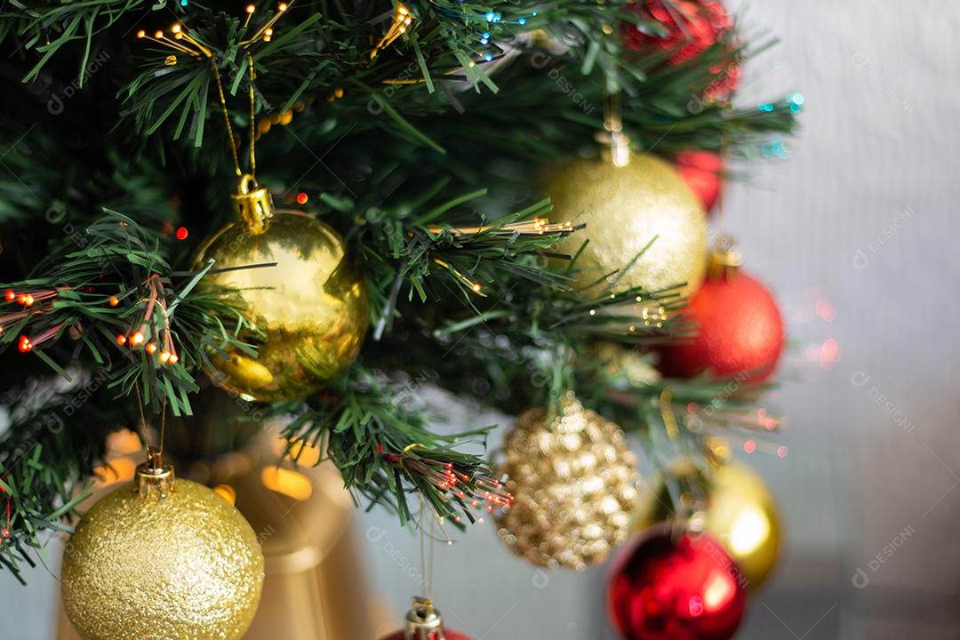 Árvore de Natal. Decoração tradicional de Natal. fundo desfocado.