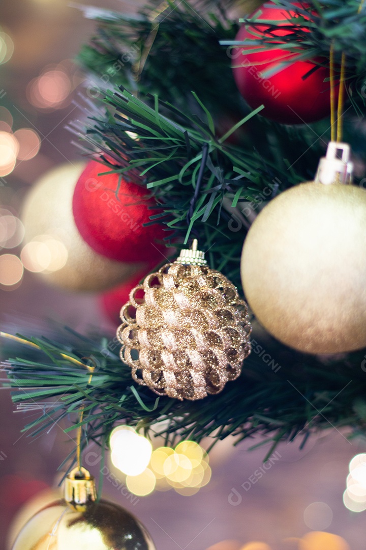 Árvore de Natal de madeira feita à mão. Decoração de Natal