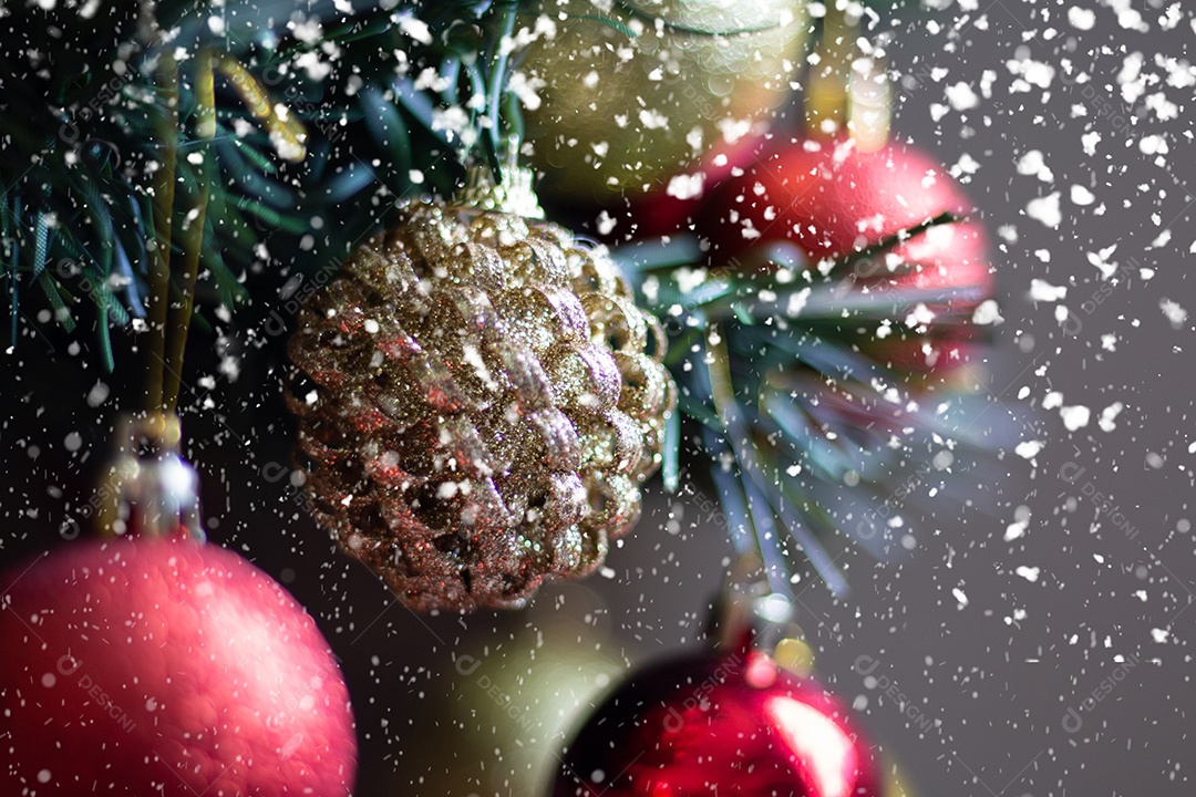 Árvore de Natal de madeira feita à mão. Decoração de Natal. fundo nevando.