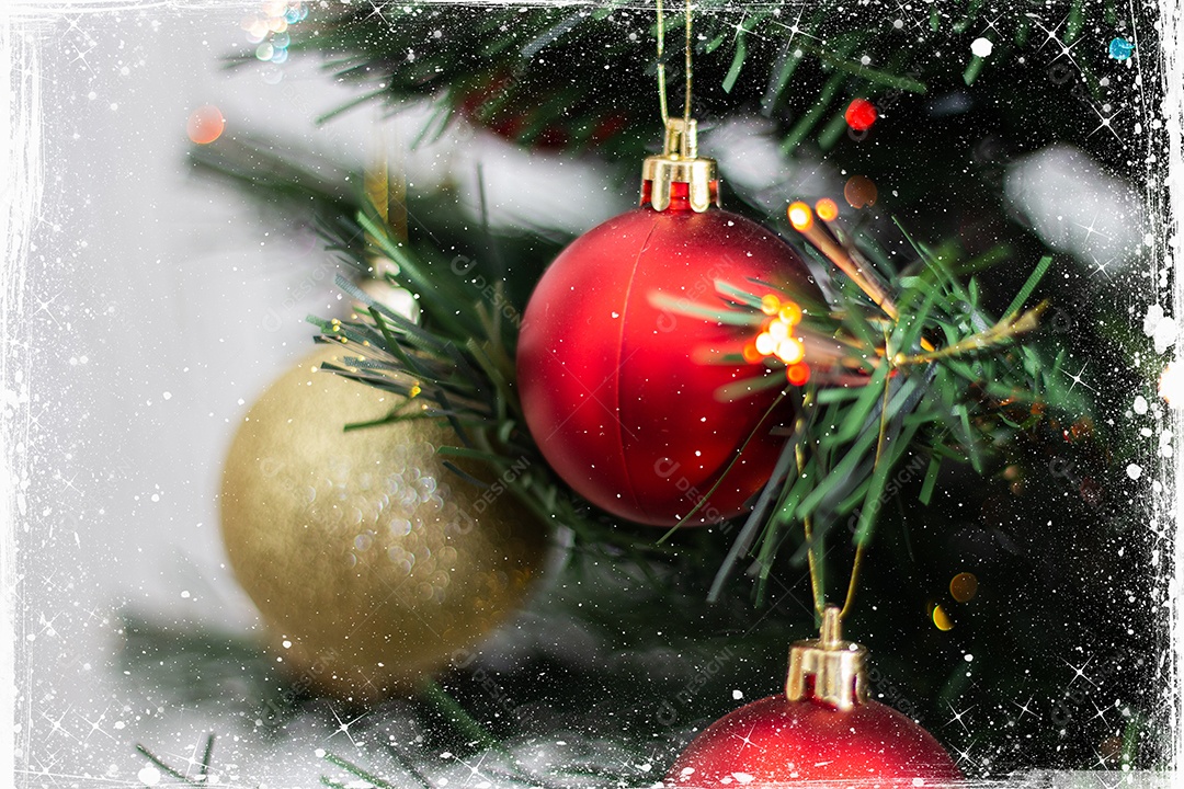 Fundo desfocado de Natal com mesa de madeira vazia