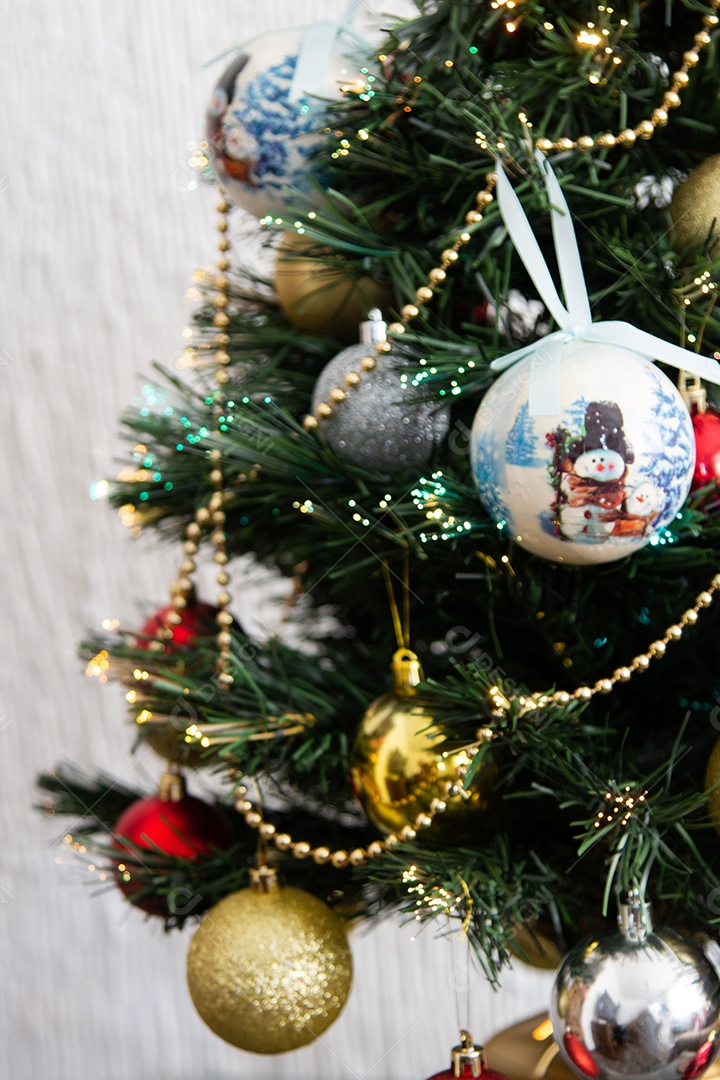 Árvore de Natal. Decoração tradicional de Natal. fundo desfocado.