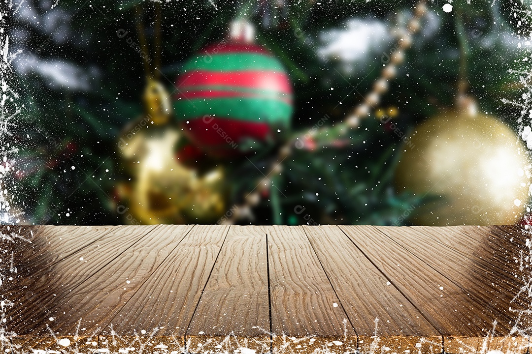 Fundo desfocado de Natal com mesa de madeira vazia