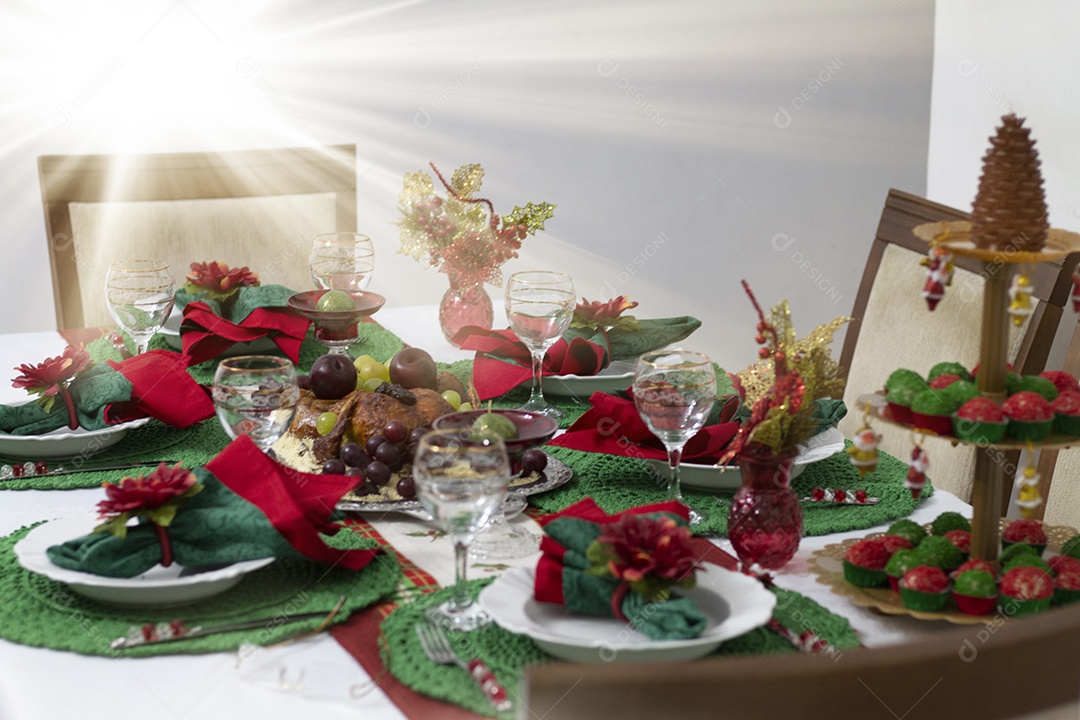 Mesa de Natal decorada. Ceia de Natal. Festa de Natal.