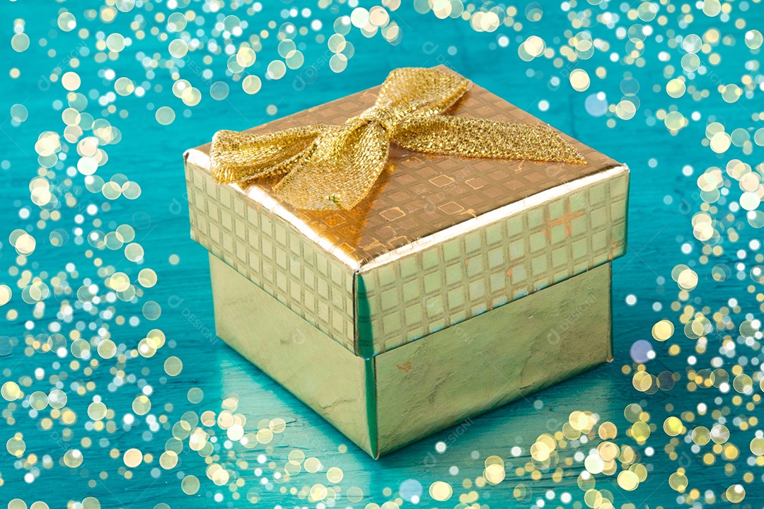 Caixa de presente dourada. Presente de Natal. festa de Natal.