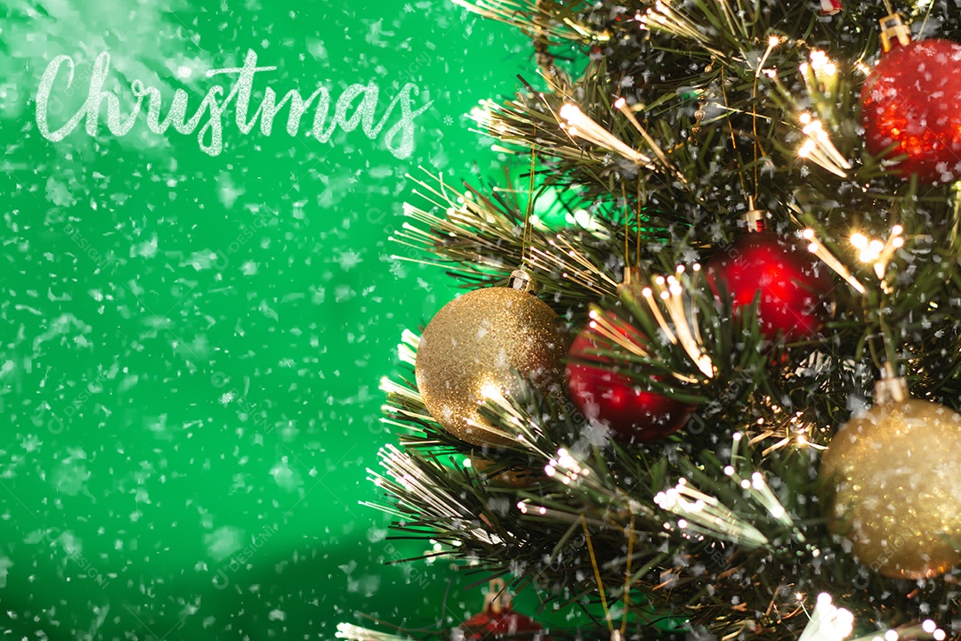 Árvore de Natal. Decoração tradicional de Natal. fundo desfocado.