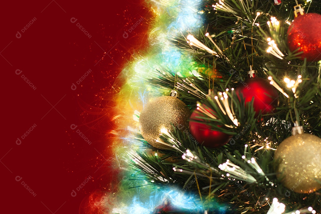 Árvore de Natal. Decoração tradicional de Natal. fundo desfocado.