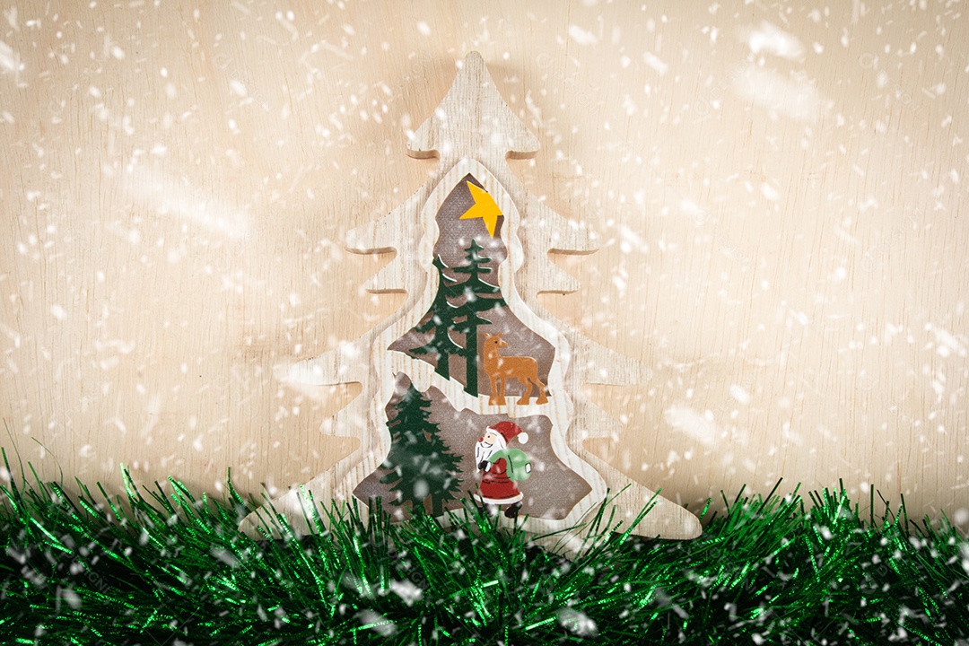 Árvore de Natal de madeira feita à mão. Decoração de Natal. fundo nevando.