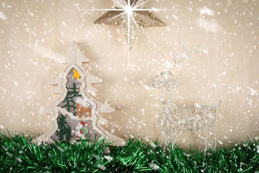 Árvore de Natal de madeira feita à mão. Decoração de Natal. nevando