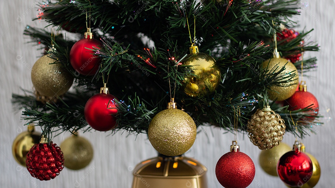 Fundo desfocado de Natal com mesa de madeira vazia