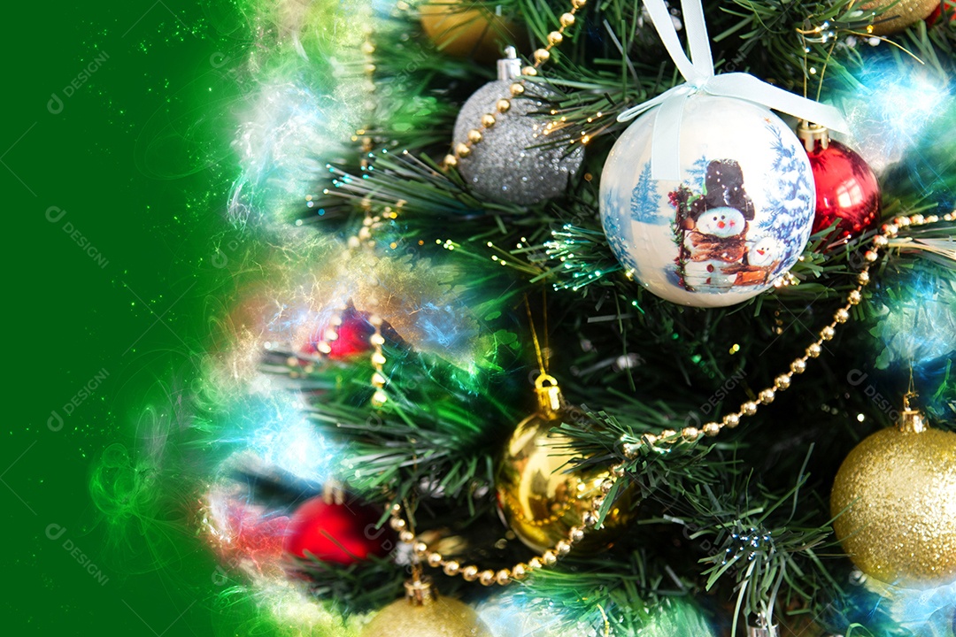 Árvore de Natal de madeira feita à mão. Decoração de Natal. fundo nevando.