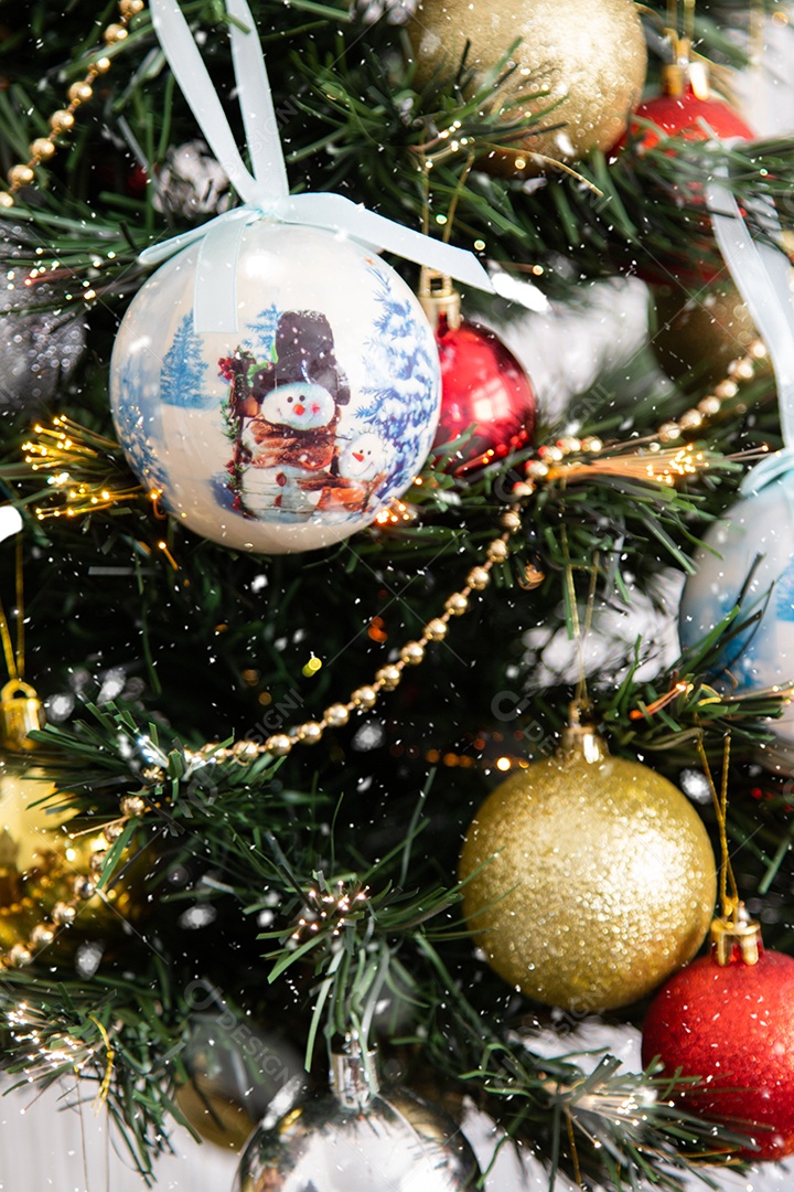 Árvore de Natal. Decoração tradicional de Natal. fundo desfocado.