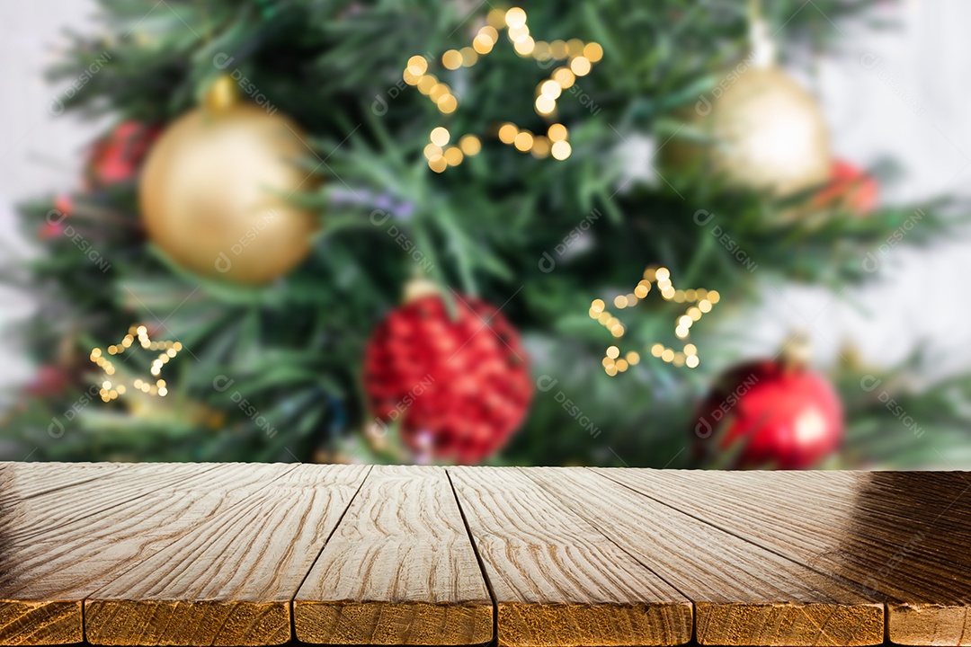 Fundo desfocado de Natal com mesa de madeira vazia