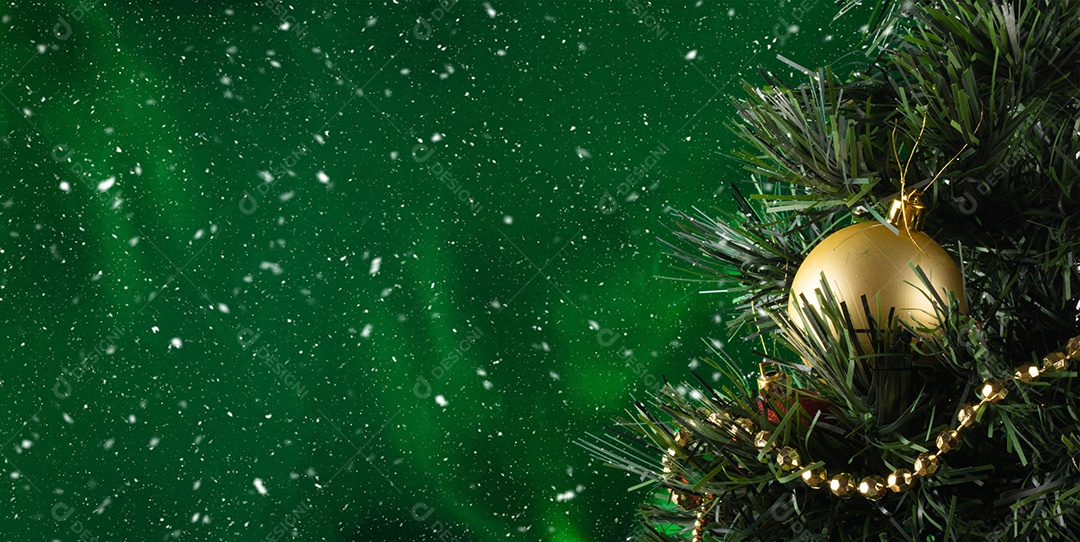 Árvore de Natal de madeira feita à mão. Decoração de Natal