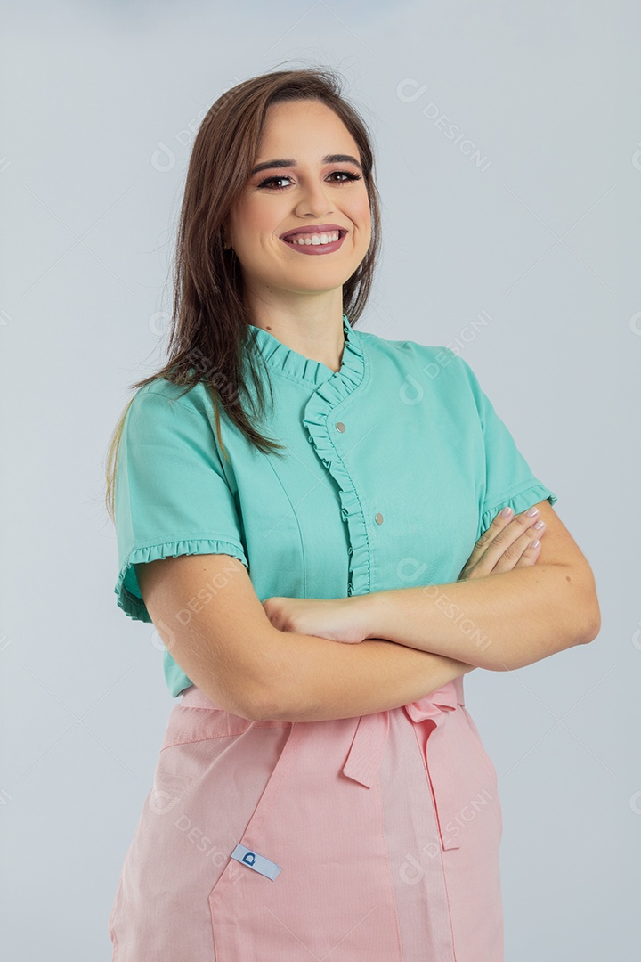 Linda mulher jovem chefe de cozinha preparando bolo