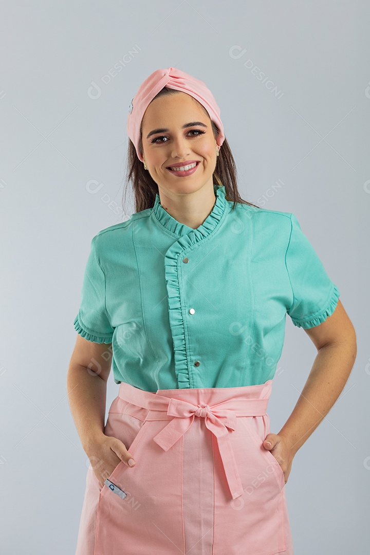 Linda mulher jovem chefe de cozinha preparando bolo