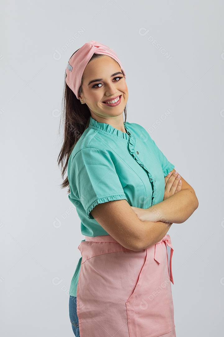 Linda mulher jovem chefe de cozinha preparando bolo