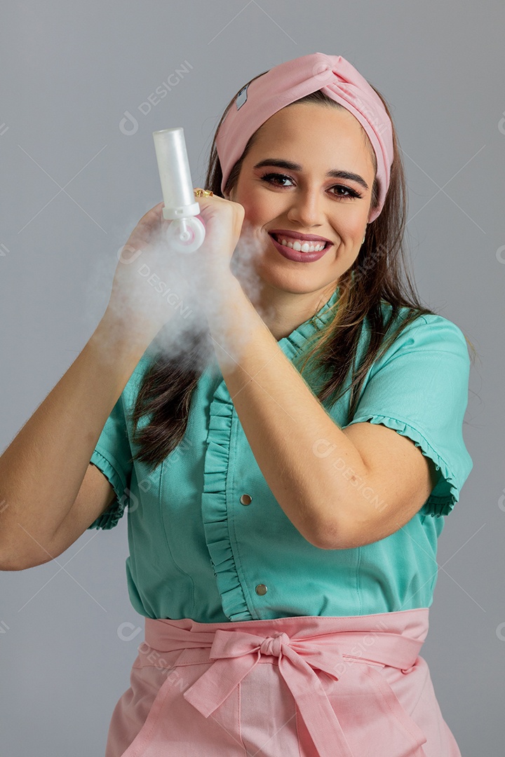 Linda mulher jovem chefe de cozinha preparando bolo