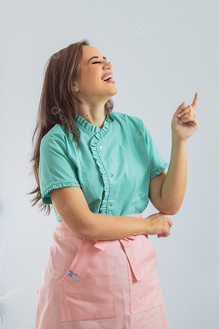 Linda mulher jovem chefe de cozinha preparando bolo
