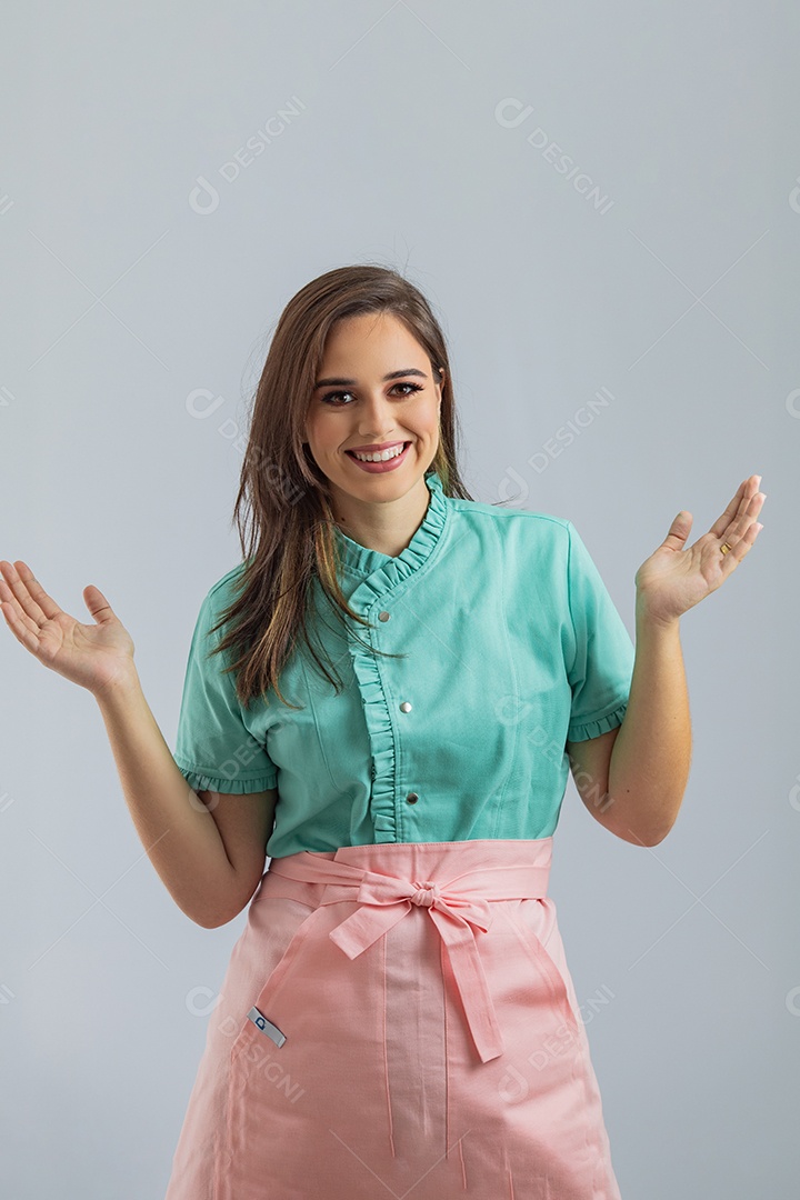 Linda mulher jovem chefe de cozinha preparando bolo