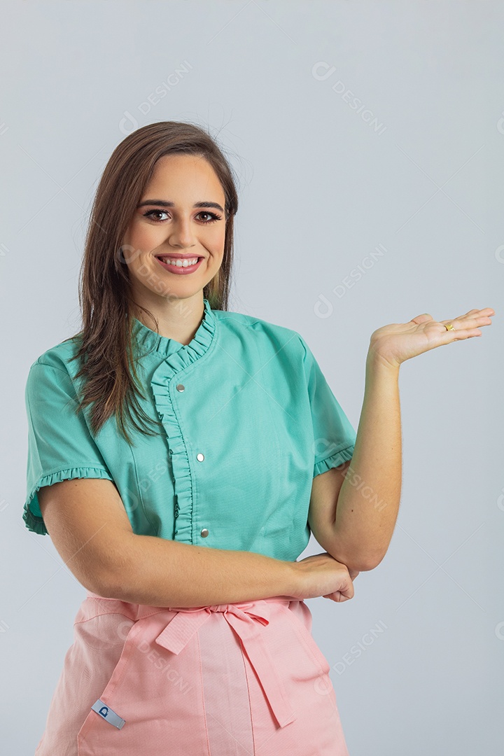 Linda mulher jovem chefe de cozinha preparando bolo