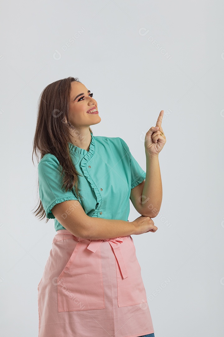 Linda mulher jovem chefe de cozinha preparando bolo