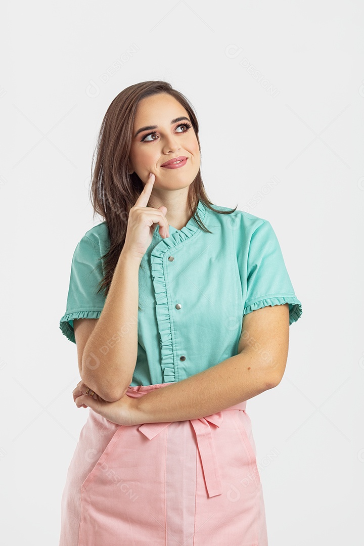 Linda mulher jovem chefe de cozinha preparando bolo