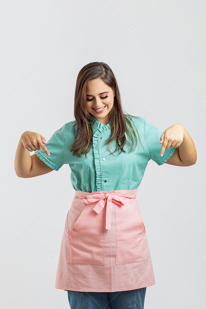 Linda mulher jovem chefe de cozinha preparando bolo