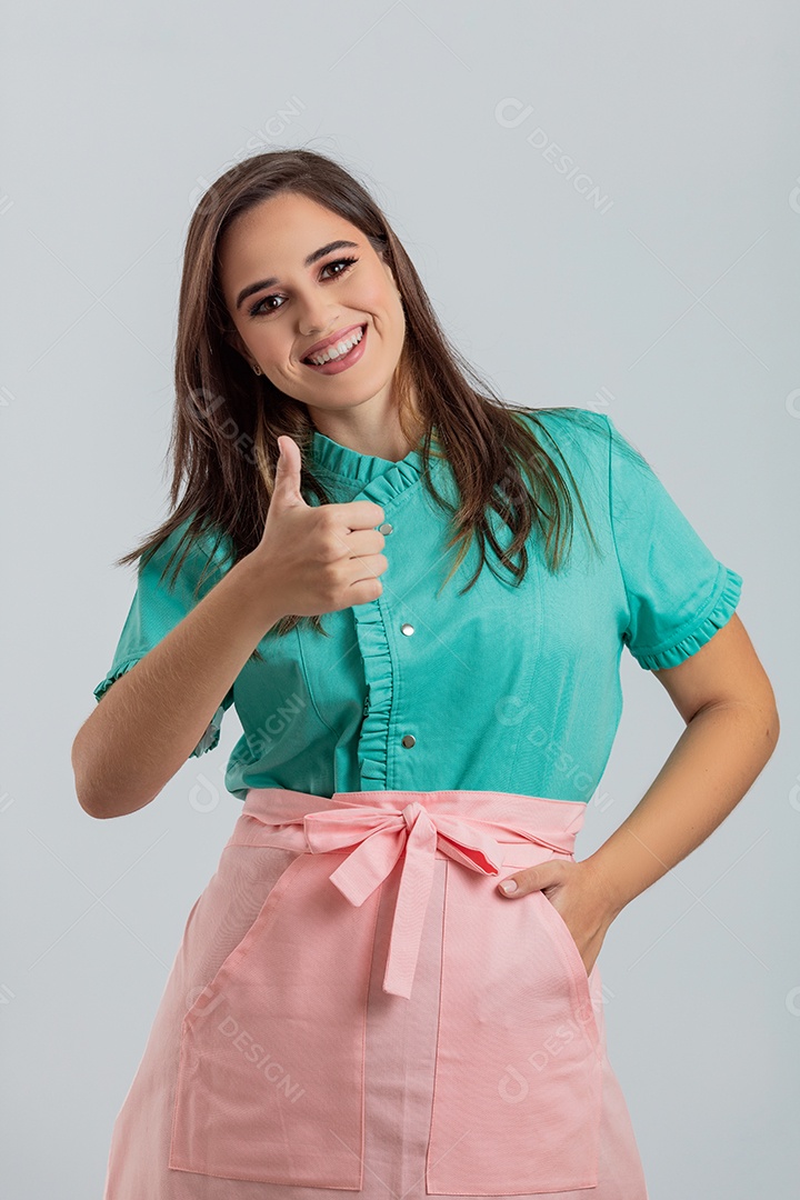 Linda mulher jovem chefe de cozinha preparando bolo