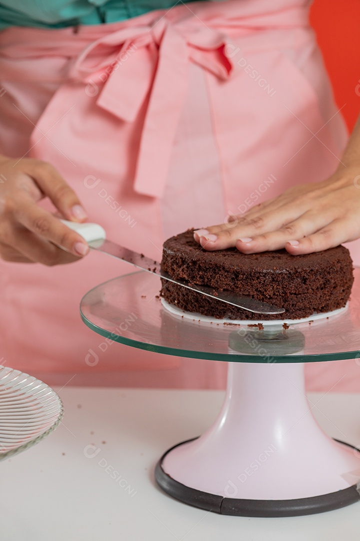 Linda mulher jovem chefe de cozinha preparando bolo