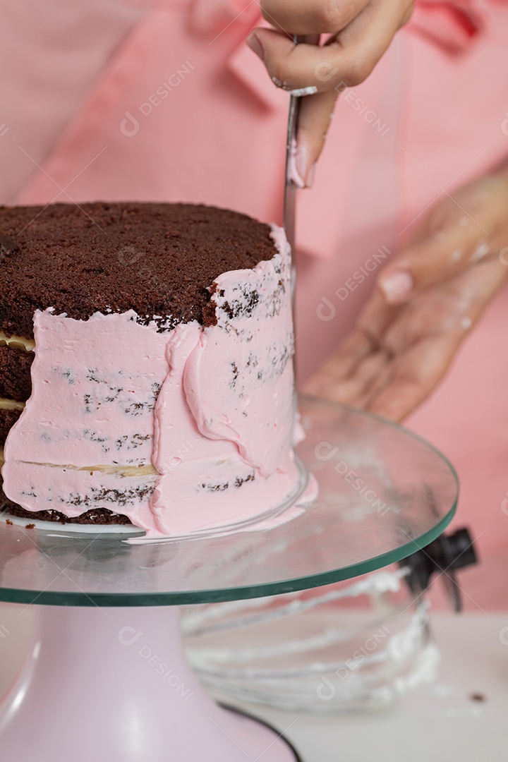 Linda mulher preparando bolo confeitado