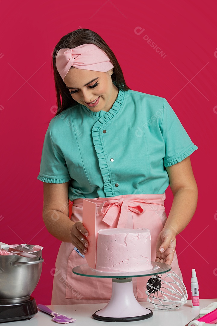 Linda mulher preparando bolo confeitado