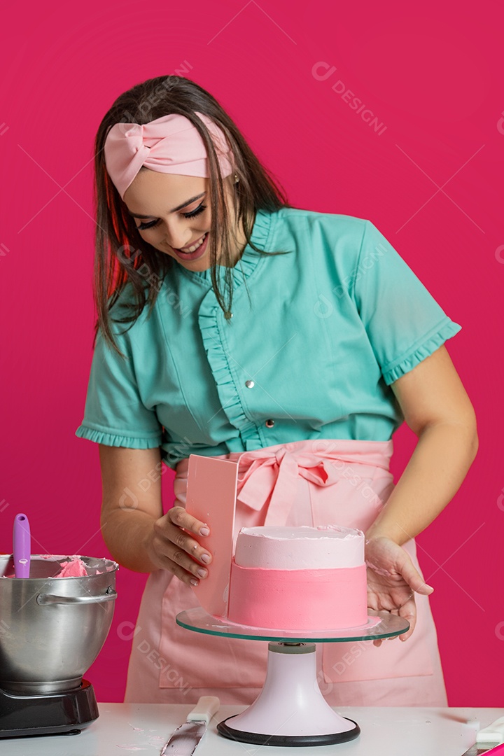 Linda mulher preparando bolo confeitado