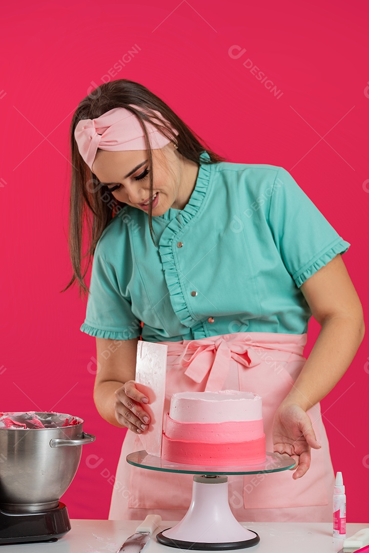 Linda mulher jovem chefe de cozinha preparando bolo