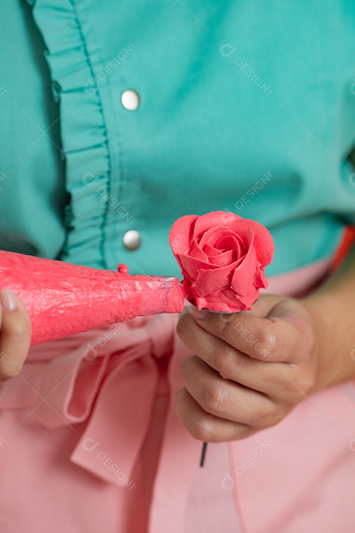 Linda mulher jovem chefe de cozinha preparando bolo