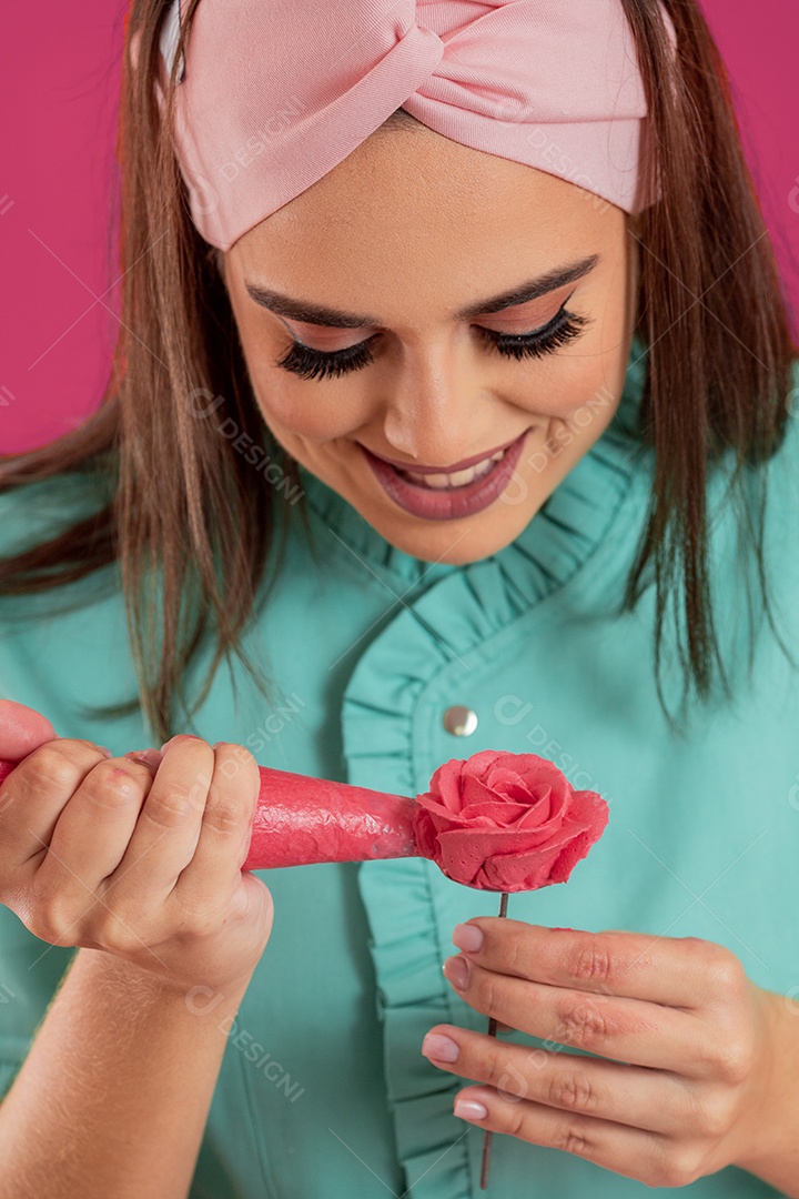 Linda mulher jovem chefe de cozinha preparando bolo