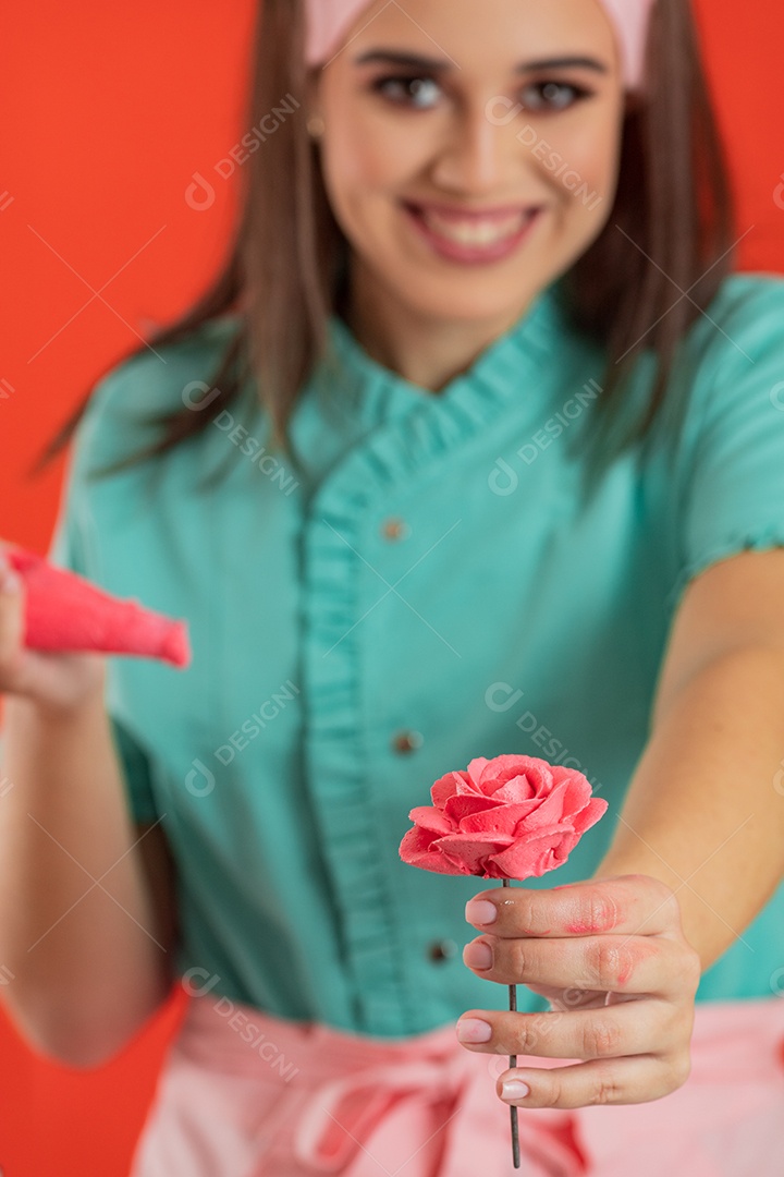 Linda mulher jovem chefe de cozinha preparando bolo