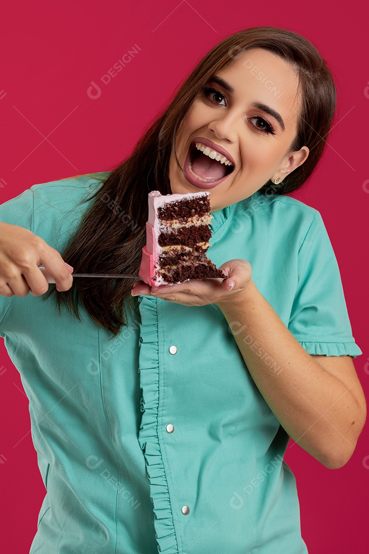 Linda mulher cortando bolo